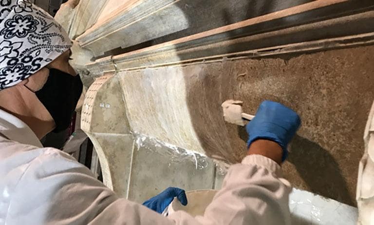 Biocidi, Restauro, Conservazione, Biodeteriogeni, Muffe, Funghi, Insetti Xilofagi, Tarli, Anobium Punctatum, Capricorno, Termiti, Degrado Biologico, Fungicida, Algicida, Insetticida, Sali di Ammonio Quaternario, Benzalconio Cloruro, Tiabendazolo, Piretroidi, Permetrina, Fosfine, Fumigazione, Atmosfera Modificata, Anossia, Azoto, Trattamento Termico, Crioconfinamento, Microonde, Diagnostica, Campionatura, Protocollo di Intervento, Sicurezza, DPI, Dispositivi di Protezione Individuale, Prevenzione, Monitoraggio, Etica del Restauro, Residui Chimici, Impatto Ambientale, Sostenibilità, Patrimonio Ligneo, Legno, Carta, Tessuti, Dipinti, Affreschi, Materiali Organici, Microclima, Umidità Relativa, Ispezione, Trappole a Feromoni, Analisi di Laboratorio, Microscopia, Best Practices, Normativa, REACH, Tutela della Salute, Restauratore, Conservatore, Museo, Archivio, Biblioteca, Deontologia Professionale.